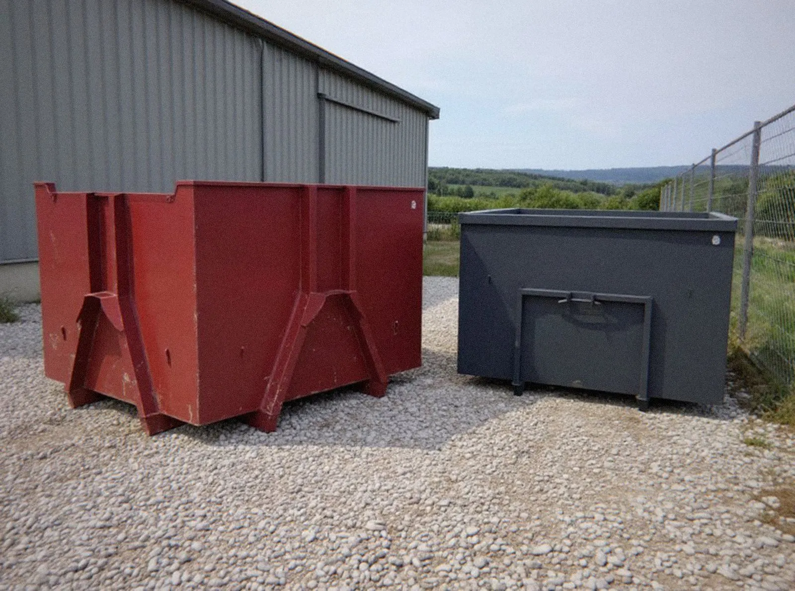Bennes rouge et anthracite prêtes au dépôt de MOL Bennes, avant la livraison chez vous autour de Molsheim